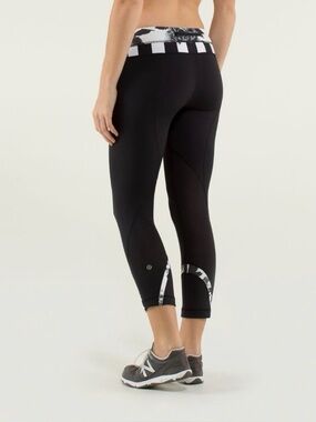 Lululemon Run Inspire Crop II Black White Print Capri Leggings Size 6